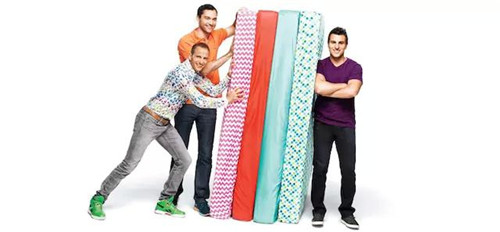 Airbnb 公司的三位創(chuàng)始人，以及他們最早的 Airbed