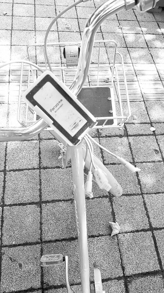 車把中間有手機(jī)充電支架，下方連接著3根充電線。