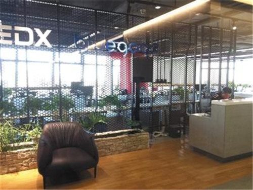 11月16日，小藍(lán)單車總部人去樓空，前臺只剩保安。