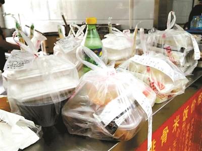 一餐館的“飯口”時(shí)段，等待“出發(fā)”的外賣擺滿案臺(tái)