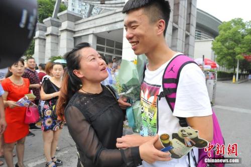 資料圖：家長給考生送上鮮花。王康明 攝