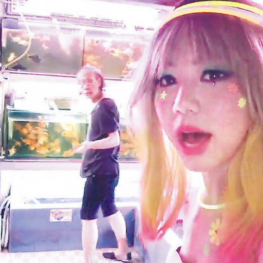 鄧紫棋穿熒光裝，嚇尿路人