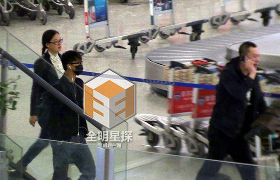 韓庚現(xiàn)身機(jī)場。