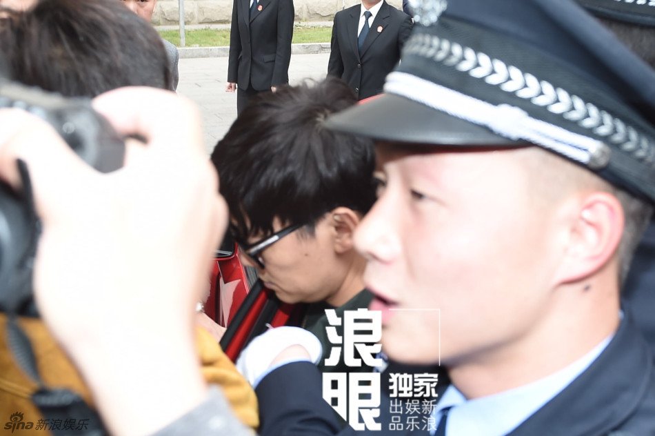 王寶強(qiáng)現(xiàn)身法院面露憔悴 王寶強(qiáng)現(xiàn)身法院面露憔悴