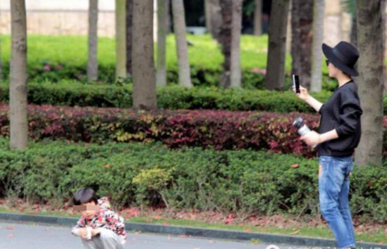 孫儷不時拿出手機替等等拍照。