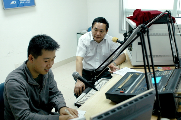 河南省政府安委會(huì)副主任、省安全生產(chǎn)監(jiān)督管理局黨組書(shū)記、局長(zhǎng)張國(guó)輝做客《安全河南》直播室