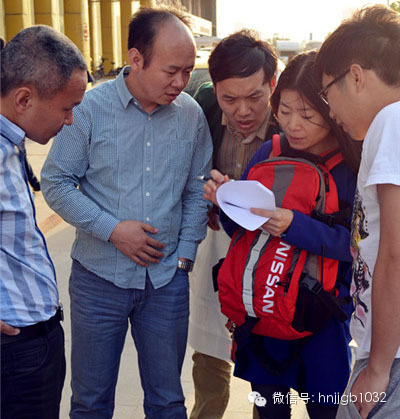 五點五十左右，聽眾們陸陸續(xù)續(xù)到達鄭州捷和汽車，首先要做的第一件事就是找我們的工作人員要車標