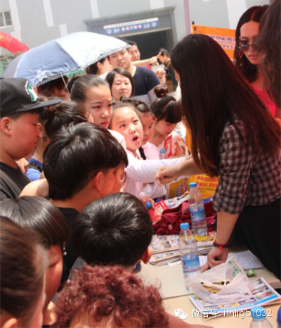 禮品領(lǐng)取處，這是要把工作人員圍攻的節(jié)奏啊。