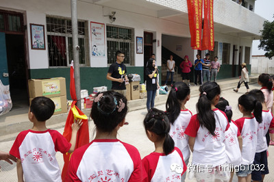 財(cái)富1032主播鄧語(yǔ)、張哲主持了捐助儀式