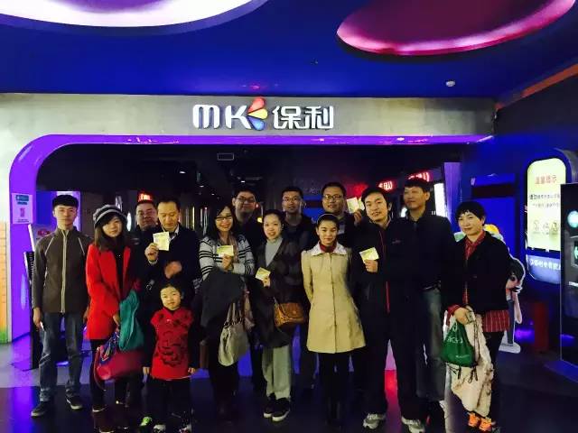 來張“全家?！保她R了，我們準備進場嘍