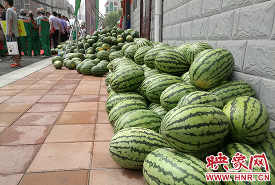 經(jīng)濟廣播工作人員和愛心企業(yè)給正在忙碌的環(huán)衛(wèi)工人、交警等送去一萬六千多斤西瓜和近百提礦泉水。