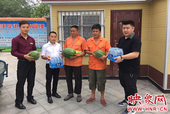 經(jīng)濟廣播工作人員和愛心企業(yè)給正在忙碌的環(huán)衛(wèi)工人、交警和協(xié)警等送去了一萬六千多斤西瓜和近百提礦泉水。
