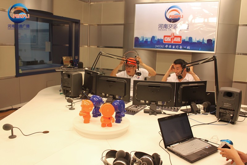 李憲和張弛怎么這么開心！又不是你們倆中獎(jiǎng)了！