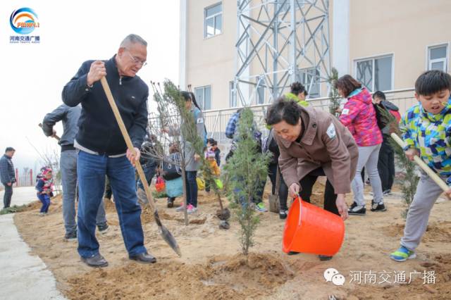 恩愛(ài)的老人一起種下一棵小樹苗，健健康康白頭偕老~