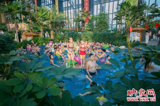 又開始過夏天的孩子們，在溫潤(rùn)的泉水里放任天性。