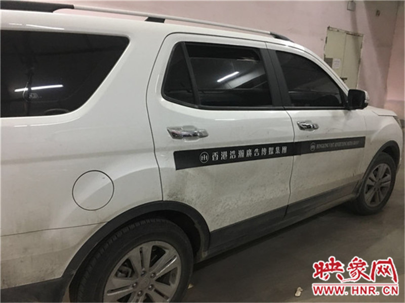 車身上按要求貼著廣告。