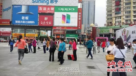 他們從四面八方匯集到二七塔下，由行走路人一下變成了一支舞蹈隊，跳起了節(jié)奏歡快、時尚動感的舞蹈。