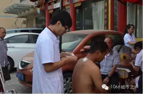 呼吸病患者在接受貼敷治療 呼吸病患者在接受貼敷治療