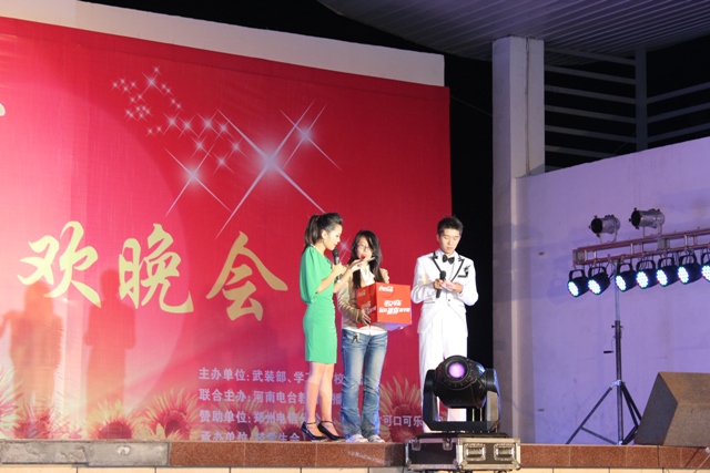 教育廣播女主播葉子現(xiàn)身晚會，全場沸騰