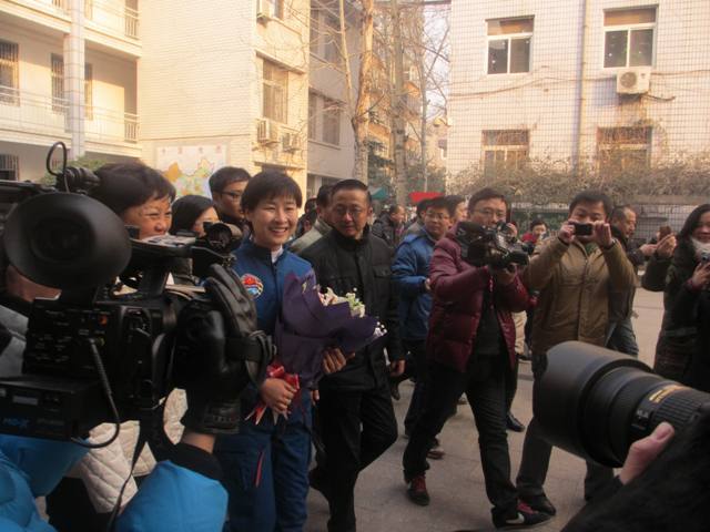 劉洋走進母?！嵵萑? oldsrc=