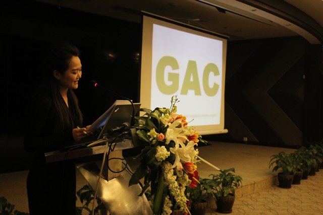 發(fā)布會(huì)開(kāi)始，教育廣播女主播子楊現(xiàn)場(chǎng)主持