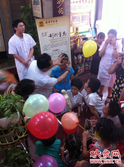 活動(dòng)開始了，濟(jì)華中醫(yī)館的保健按摩專家李老師為大家講解如何有效預(yù)防青少年近視。