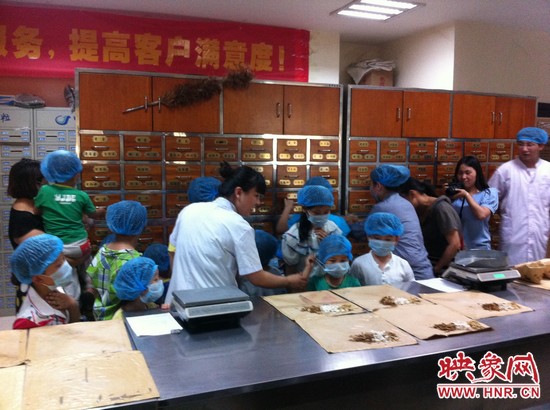 咦，藥房里的叔叔阿姨他們從小抽屜里拿出的藥又是什么？這些中藥放在一起有什么功效呢？