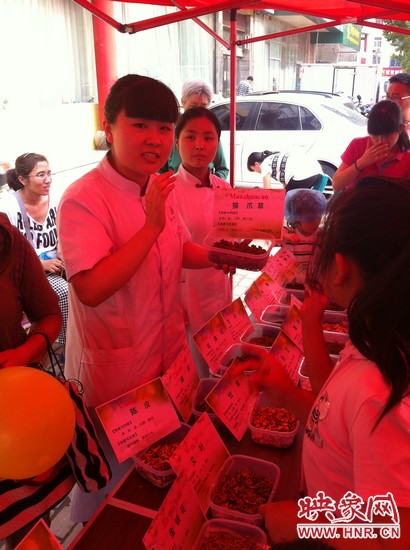 這是什么一，那又是什么？小腦袋不停的在思索，而小手和小鼻子也沒閑著，時(shí)不時(shí)地摸一摸、聞一聞！