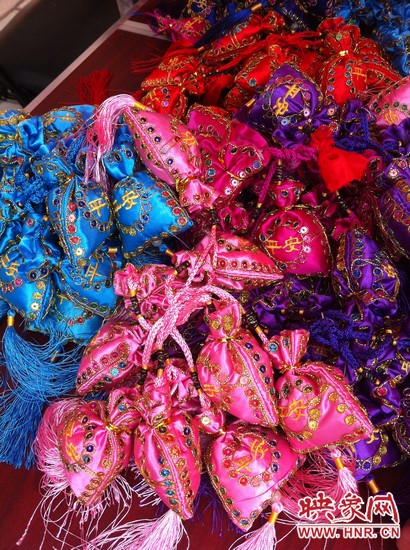 孩子們的好奇心得以大大的滿足，接下來就要裝香囊啦，你看，五顏六色的香囊多漂亮！