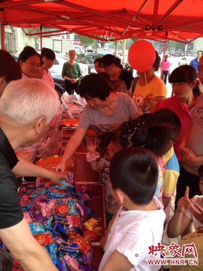 中醫(yī)館裝備了防蚊蟲、預(yù)防手足口等四個(gè)藥方，并把這些藥磨成粗粉，每個(gè)孩子把不同藥方粉裝如香囊?guī)Щ丶? complete=