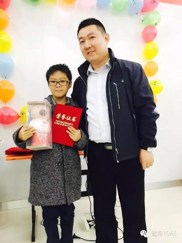 我是小小銀行家，來跟行長合個影哦