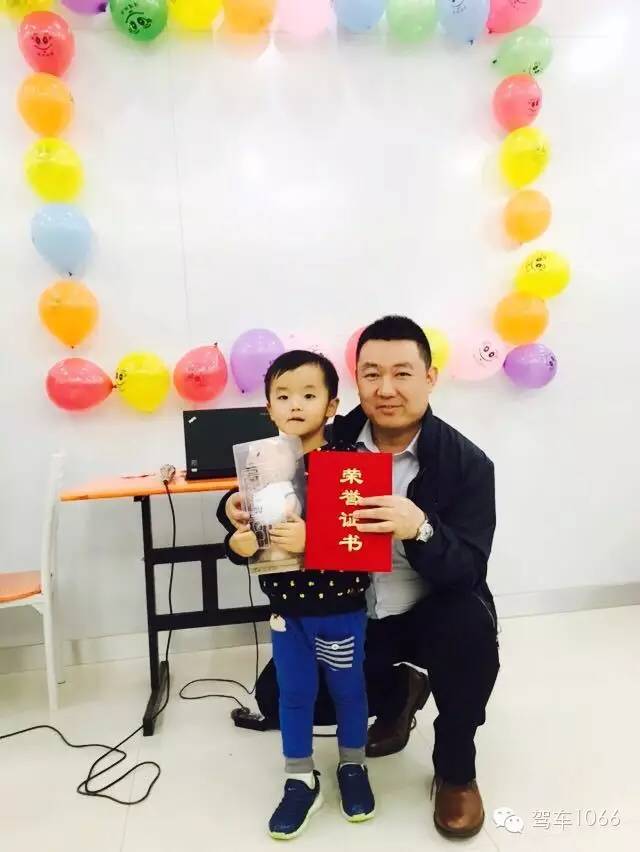 我是小小銀行家，來跟行長合個影哦