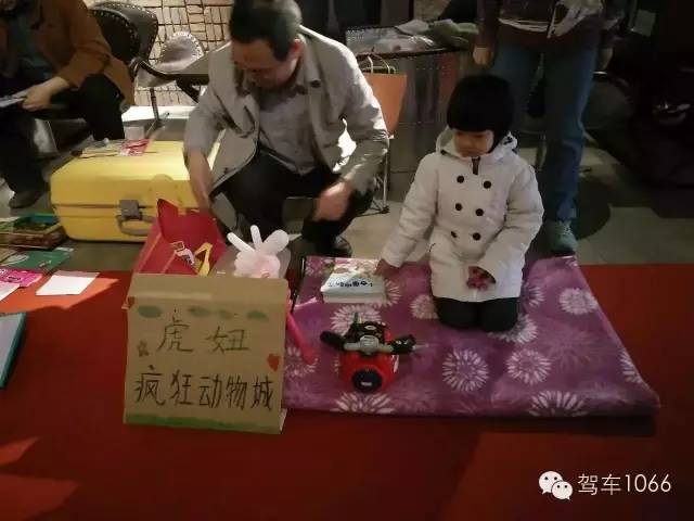 這位小老板的攤位擺的有模有樣的，不過旁邊這位酷爸怎么這么眼熟？