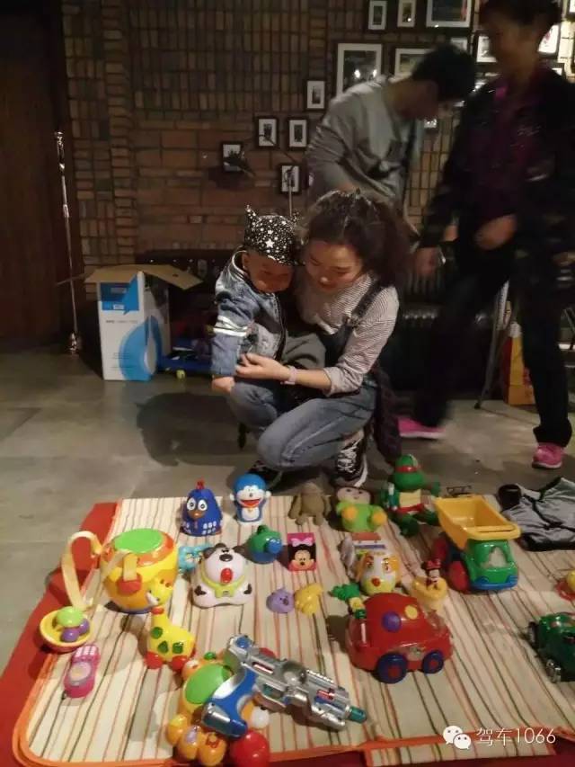 本次活動最小的小老板，最后放大招了，玩具隨便拿，這壕情也沒sei了！