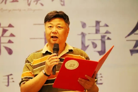 第一個(gè)節(jié)目便是重磅，大象融媒·欣欣象融網(wǎng)絡(luò)科技公司董事長(zhǎng)魏峰帶來(lái)沈浩波的作品《在夏天時(shí)想起秋天》