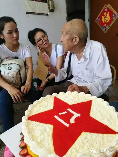 二姐們認(rèn)真聽老兵講抗戰(zhàn)的故事，老人年事已高，記憶都是轟炸！轟炸！轟炸！