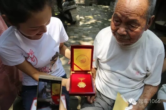 老兵聽不到我們?cè)谡f什么，今年98了。