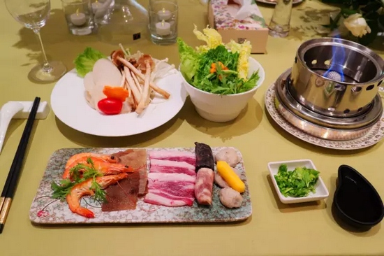 精致的小火鍋，用的是綠色燃料——乙醇。