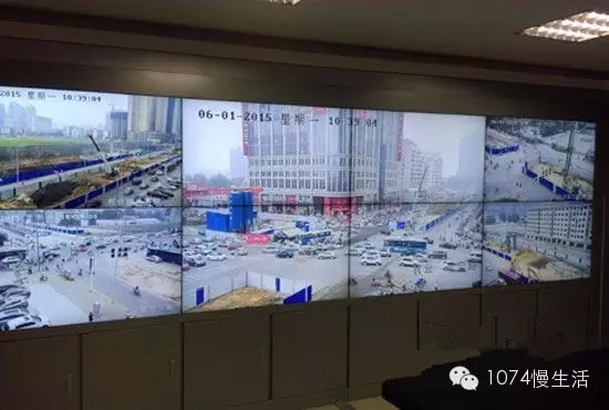 通過監(jiān)控人員操控“電子眼”調(diào)整焦距，可以看到整個工地全景