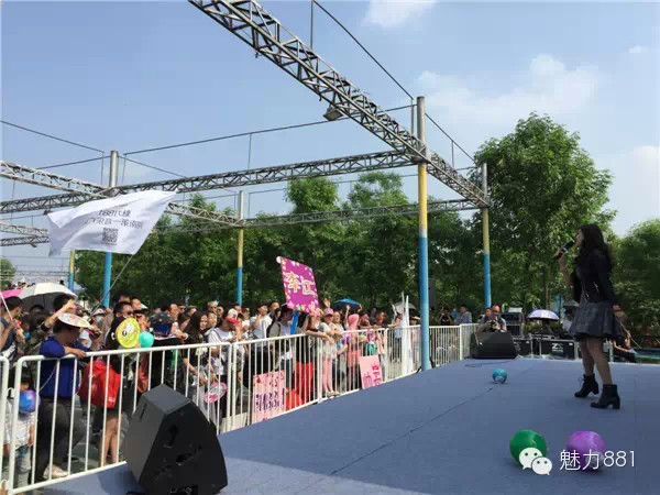 輕輕躍起、優(yōu)美身段，新聞小姐李江