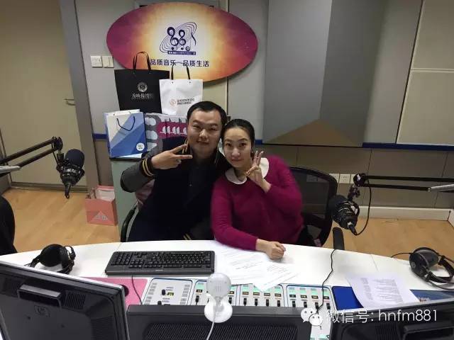 DJ子恒和小糖首先給我們送上祝?？?！