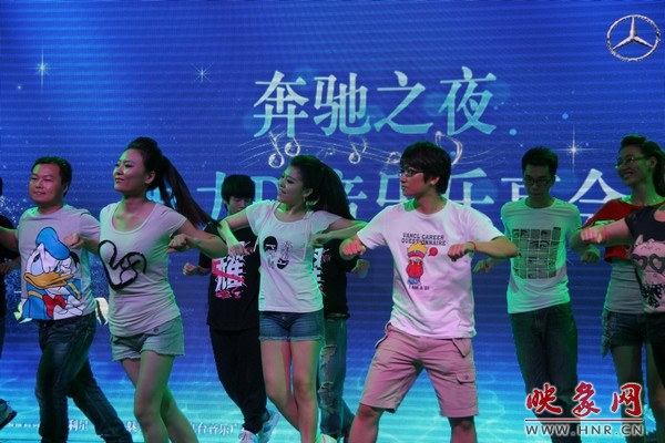 熱情洋溢的開(kāi)場(chǎng)舞，DJ們?nèi)硇耐度? complete=