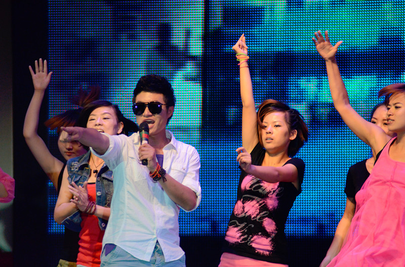 嗨！《我們一起聽歌吧》魅力881河南音樂廣播 DJ帥天 演唱曲目：《找自己》 帥呀！！