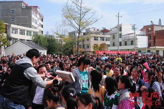 演出現(xiàn)場(chǎng)觀眾積極參與、氣氛熱烈。