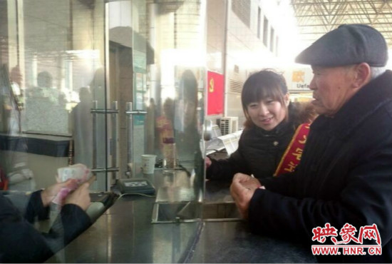 在陳思蕊的積極幫助下，老人順利的買到了發(fā)往合肥的5張車票。