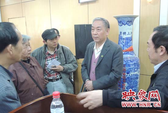 講座結(jié)束后，聽眾向戚建莊提問。