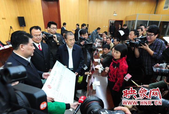 最高人民法院執(zhí)行局局長(zhǎng)劉貴祥、河南省高級(jí)人民法院院長(zhǎng)張立勇親手為申請(qǐng)執(zhí)行人員發(fā)放執(zhí)行款