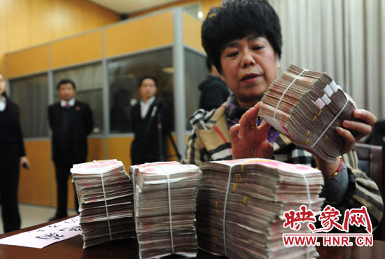 當(dāng)天共發(fā)放執(zhí)行款4110萬(wàn)元。其中，支票4018萬(wàn)元，現(xiàn)金92萬(wàn)元。