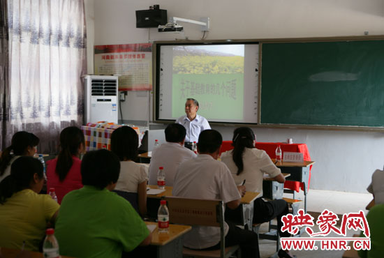 40余名教師認(rèn)真聆聽講座。