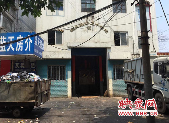 城北路環(huán)衛(wèi)中轉(zhuǎn)站門(mén)前的垃圾車裝滿了生活垃圾，腐臭味撲面而來(lái)